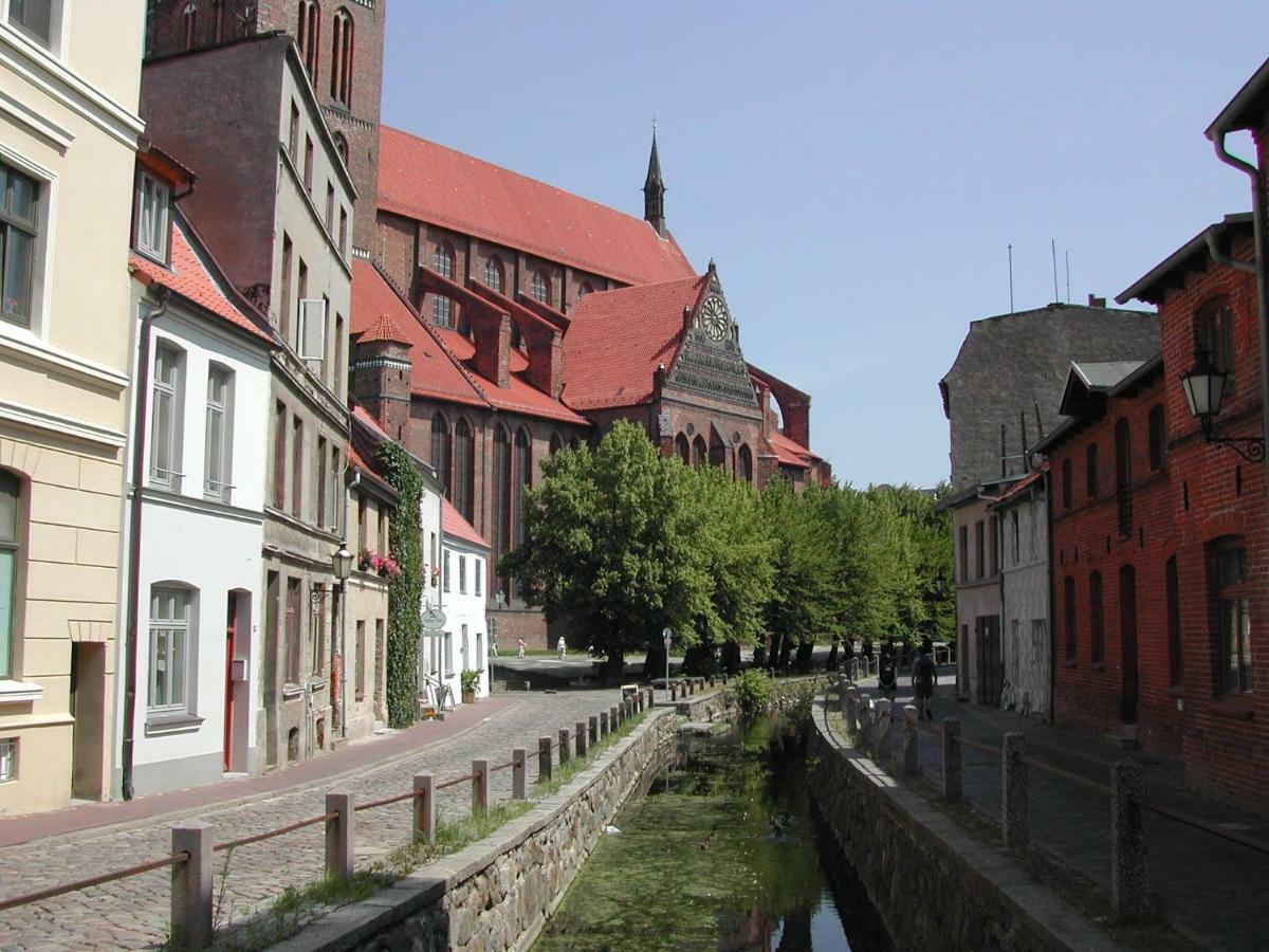 Stadtvilla Bruegemann Mit Terrasse & Parkplatz - Abc136 By Abcwismar Bagian luar foto